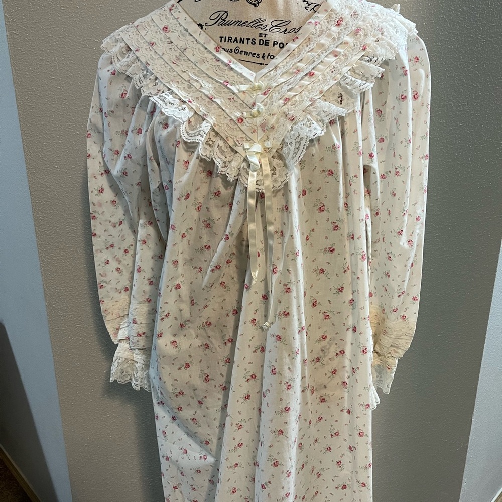 Vintage Gilligan & O'Malley Cream Nightgown with Pink Rose Print and Lace Yoke - Picture 5 of 8